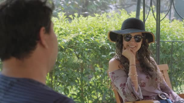 Mujer Latina Bonita Con Gafas Sol Sombrero Elegante Coqueteando Riendo — Vídeo de stock