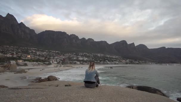 Mujer Mirando Costa Ciudad Del Cabo Cámara Lenta Con Table — Vídeos de Stock