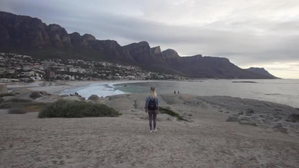 Chica Caminando Cámara Lenta Hacia Espectacular Bahía Camps Bay Table — Vídeos de Stock
