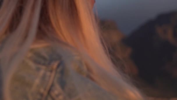Close Table Mountain Sunset Revealed Shoulder Blonde Woman Slow Motion — Stock Video