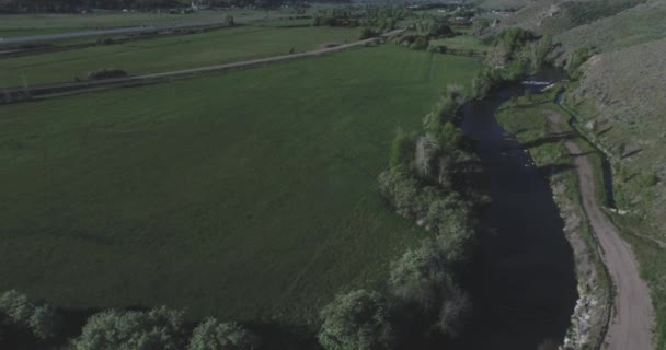 Drohnenaufnahmen Von Bergen Grünem Gras Und Einem Schönen Fließenden Fluss — Stockvideo