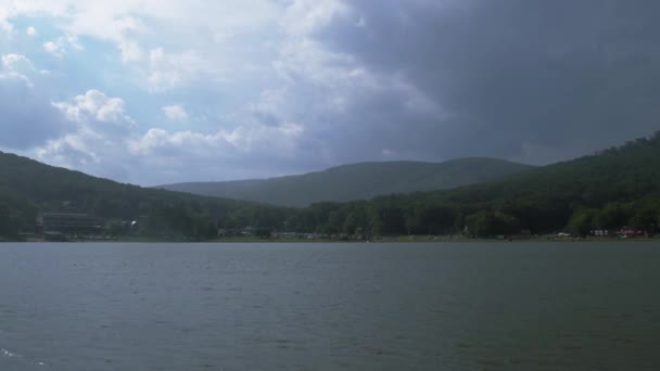 嵐の中の素敵な小さな湖の半分 — ストック動画