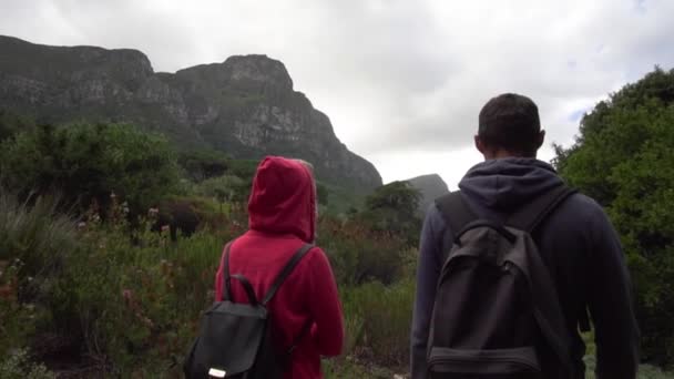 南アフリカ共和国ケープタウンのスローモーションでキルステンボス植物園の景色を歩く男と女 — ストック動画