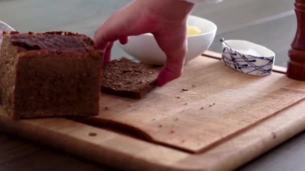 Naturligtvis Behöver Något Att Sätta Varför Inte Skiva Potatis För — Stockvideo