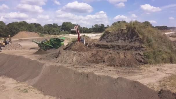 遠隔地の空の場所で動作する建設掘削機 — ストック動画