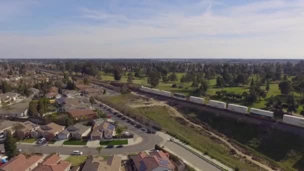 Letecký Nákladní Vlak Jedoucí Vedle Obytné Čtvrti Fresnu Kalifornii — Stock video