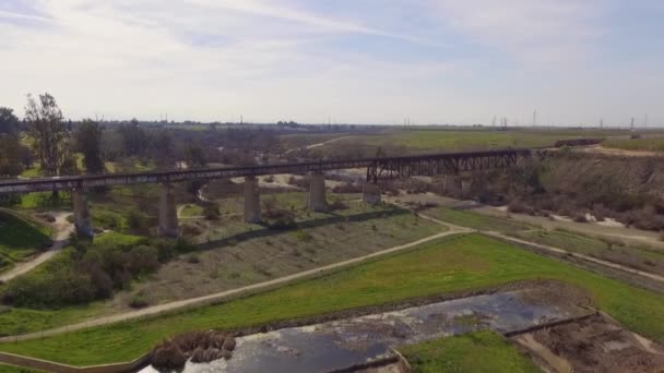 Letecký Výstřel Pomalu Stoupá Když Nákladní Vlak Přejíždí Železniční Most — Stock video
