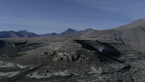 カメラのパンニングと山脈の広いビュー Northan Drakensbergの山々 南アフリカ — ストック動画