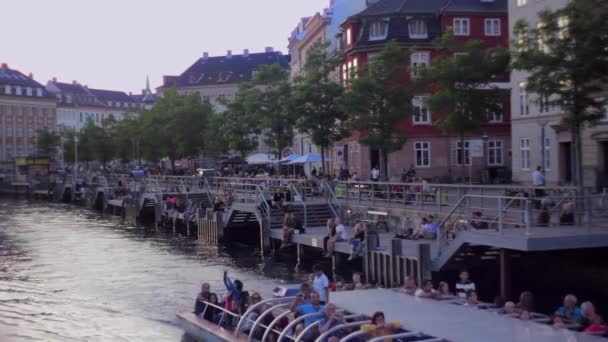 Turisti Una Barca Che Passa Vicino Uno Dei Canali Copenaghen — Video Stock