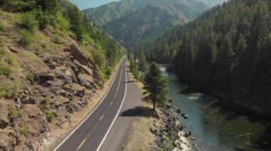 Idaho 'da bir nehrin yanındaki dağlarda Porsche' ler.