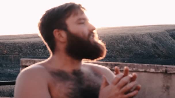 英国のサンシャインスローモーションで髭男がリラックス — ストック動画