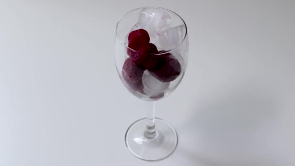 Verre Avec Des Fraises Des Glaçons Remplis Eau — Video