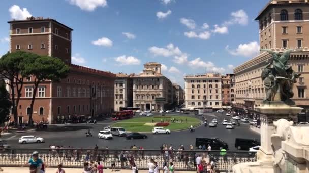 Rotunda Movimentada Com Carros Passando Por Turistas Ônibus Turístico Roma — Vídeo de Stock