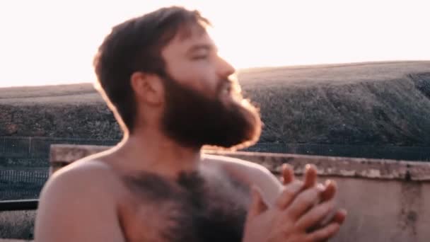 髭を生やした男がイギリスの日差しの中でリラックス — ストック動画