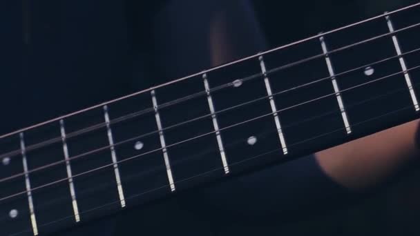 Κιθάρας Παίζει Αργή Κίνηση Pan Στο Sunshine — Αρχείο Βίντεο
