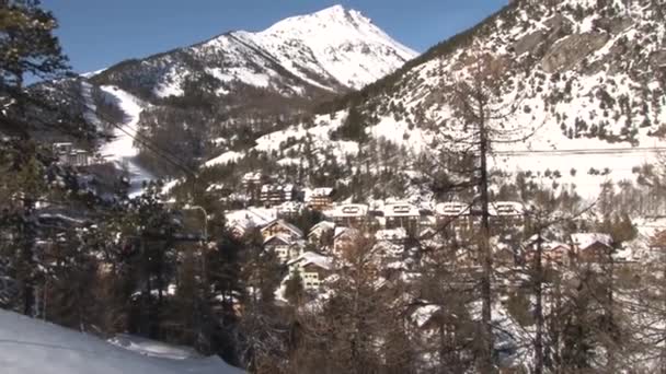 Winterpanorama Van Alpen Stoeltjeslift Dorp Claviere Italië Zonnig Pan Horizontaal — Stockvideo