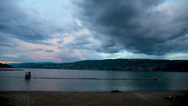 Spokojne Górskie Jezioro Pod Ciemnymi Chmurami Złotej Godzinie — Wideo stockowe
