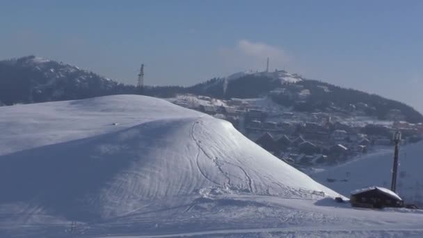 イタリアのプラート ネヴォソ アルテシーナのアルプス山脈と村の冬のパノラマ ズームイン — ストック動画