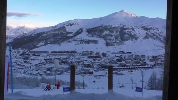 イタリアの背景にあるSestriereとAlpsの山の村とスキーレースの競争のゲートを開始します — ストック動画
