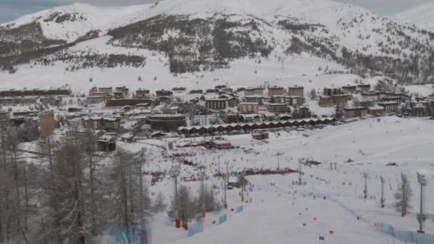 Zimní Panorama Alp Vesnice Sestriere Itálii Během Lyžařské Soutěže Sluníčko — Stock video