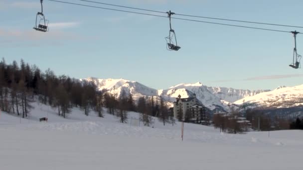 Panorama Hivernal Des Alpes Télésiège Village Sestriere Italie Ensoleillé Pan — Video