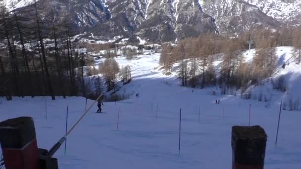 Startpoort Van Een Skiwedstrijd Sansicario Cesana Met Berg Chaberton Achtergrond — Stockvideo