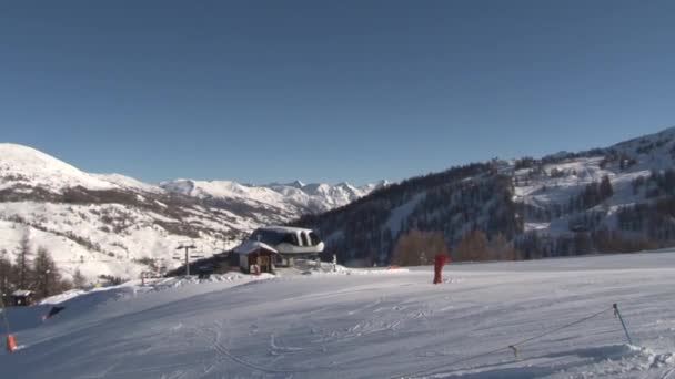 アルプス山脈とイタリアのセストリエールの村の冬のパノラマ 右パン — ストック動画