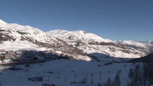 Winterpanorama Der Alpen Und Des Dorfes Sestriere Italien Sonnig Schwenk — Stockvideo