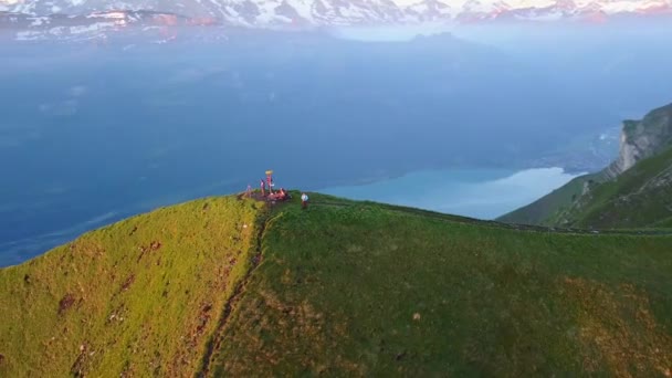 日の出の間 オーストマトソーンを無人機で周回します ブリエンツ湖とベルナーのオバーランドの山々への素晴らしい景色 — ストック動画