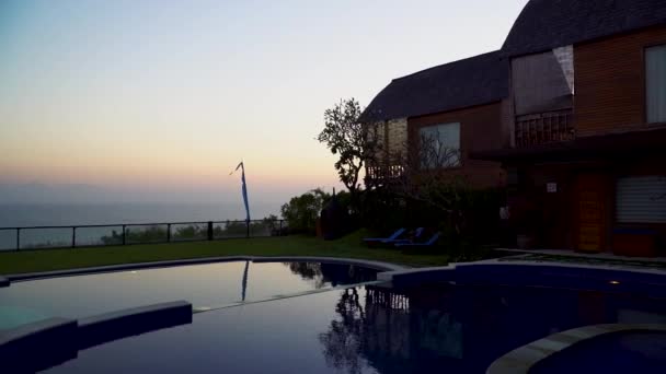 Belle Scène Tranquille Coucher Soleil Sur Piscine Les Parasols Villa — Video