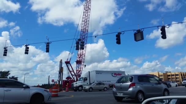 Panoramique Conduite Après Grue Construction Côté Intersection Sur Route Achalandée — Video