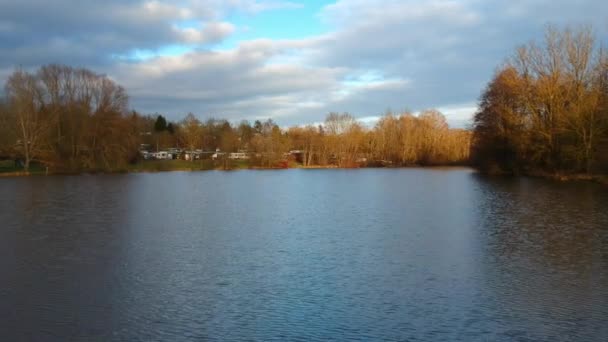 Bela Paisagem Com Vista Para Lago — Vídeo de Stock