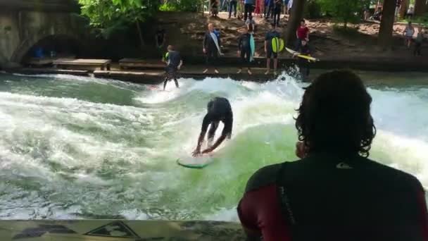 Blick Auf Das Surfen München — Stockvideo