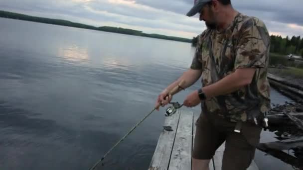 Una Noche Pesca Desde Muelle Captura Peces — Vídeos de Stock