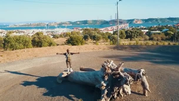 Drone Beelden Van Jonge Jongen Avontuur Door Lissabon Portugal — Stockvideo