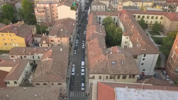 Volando Aire Una Calle Verona Italia Mostrando Coches Edificios Apartamentos — Vídeo de stock