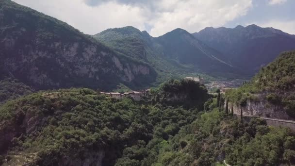 Аэрофотосъемка Нескольких Домов Горе Италии — стоковое видео