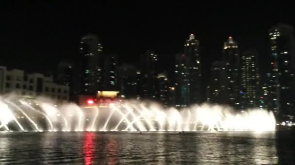 Vista Vicino Pan Follow Dubai Fountain Programma Artistico Notte — Video Stock