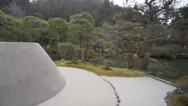 Snow Falling Garden Unique Architecture Kyoto Ginkaku Japonia Slow Motion — Wideo stockowe