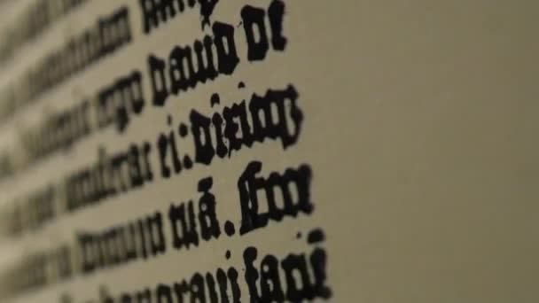 Bedruckter Schriftzug Auf Altem Papier — Stockvideo