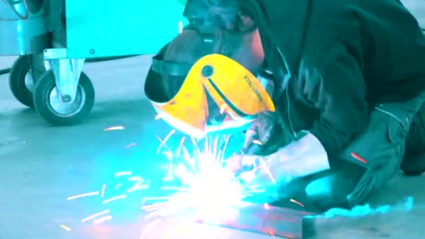 Schweißen Metallarbeiter Der Stahlindustrie — Stockvideo