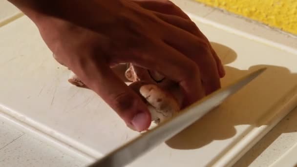 Αρσενικό Χέρι Κοπής Μανιτάρια Λευκό Πίνακα Κοπής Φωτεινή Κουζίνα Κοντά — Αρχείο Βίντεο