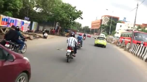 在印度钦奈骑摩托车的一个片段 — 图库视频影像
