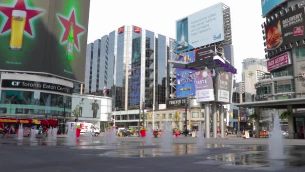 Фонтаны Площади Дандас Перед Итон Центром Торонто Летом Рекламными Щитами — стоковое видео