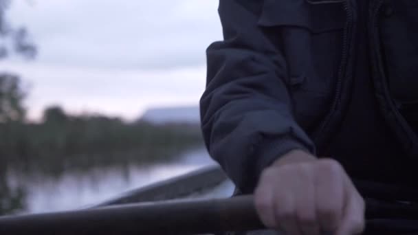 Pescador Bote Remos Río Arriba Atardecer — Vídeo de stock