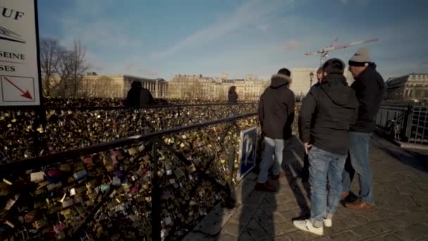 Turisták Vásárolt Egy Szerelmi Lakat Egy Utcai Eladó Támadni Híres — Stock videók