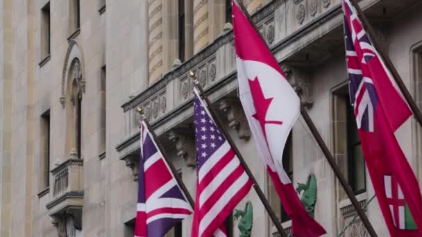 Banderas Británicas Estadounidenses Canadienses Ondeando Royal York Hotel Centro Toronto — Vídeos de Stock