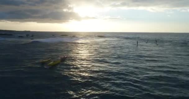 Filmagem Aérea Stand Paddler Surfando Uma Onda Clost Rochas Recifes — Vídeo de Stock