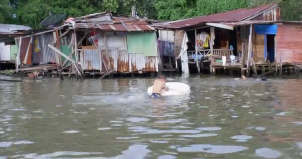 Crianças Tailândia Brincando Água Raft Fora Casas Água — Vídeo de Stock