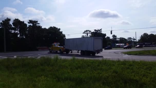 Tracking Shot Large Tow Truck Pulling Trailer Crossing Highway Intersection — Vídeo de stock